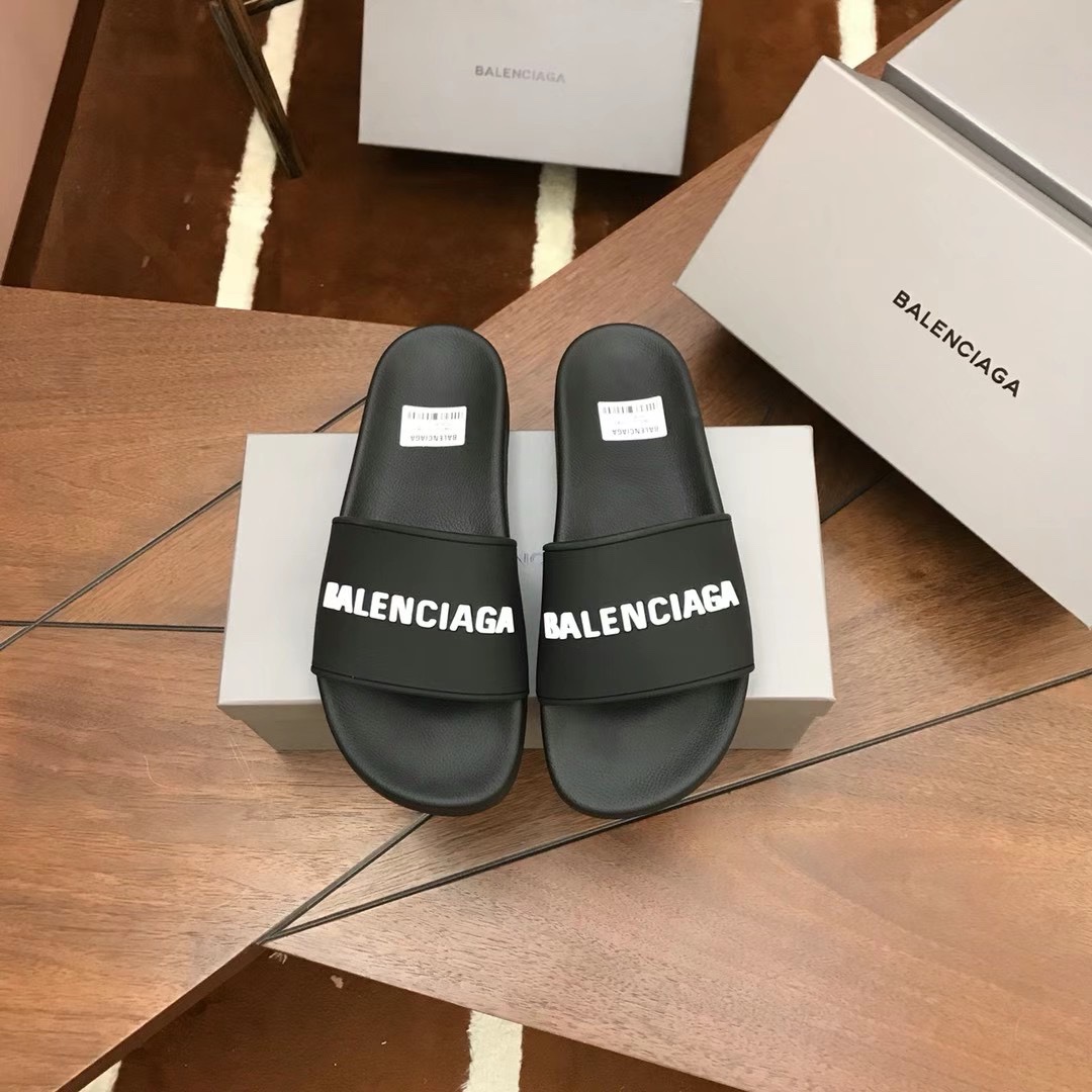 H0 。 巴黎世家 奢侈品情侣拖鞋，休闲宽松舒适型。上图片必爆款[愉快][愉快]