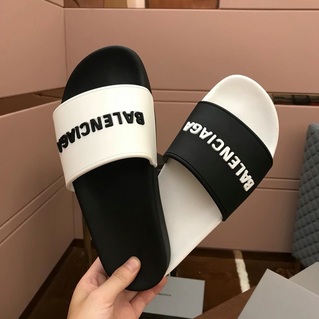 H0 。 巴黎世家 奢侈品情侣拖鞋，休闲宽松舒适型。上图片必爆款[愉快][愉快]