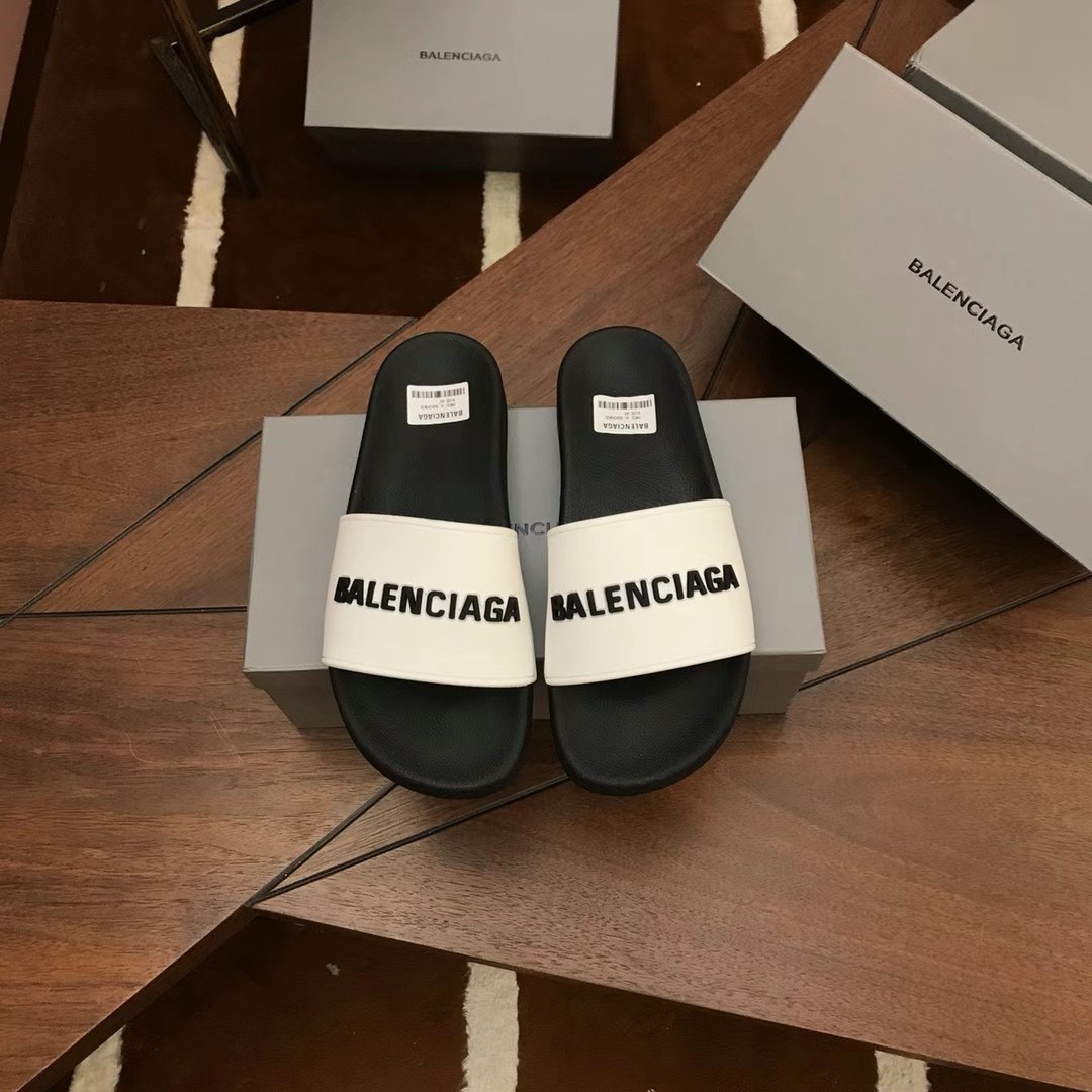 H0 。 巴黎世家 奢侈品情侣拖鞋，休闲宽松舒适型。上图片必爆款[愉快][愉快]