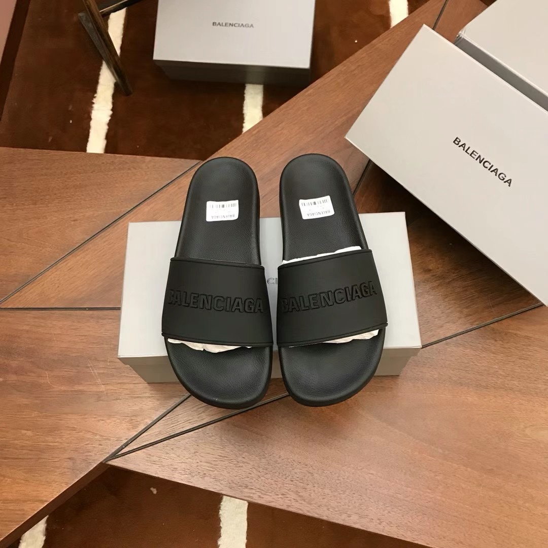 H0 。 巴黎世家 奢侈品情侣拖鞋，休闲宽松舒适型。上图片必爆款[愉快][愉快]