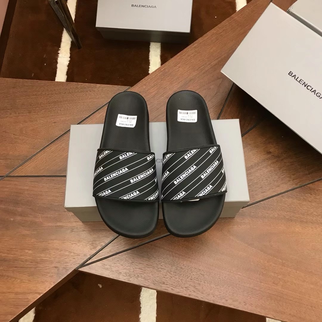 H0 。 巴黎世家 奢侈品情侣拖鞋，休闲宽松舒适型。上图片必爆款[愉快][愉快]