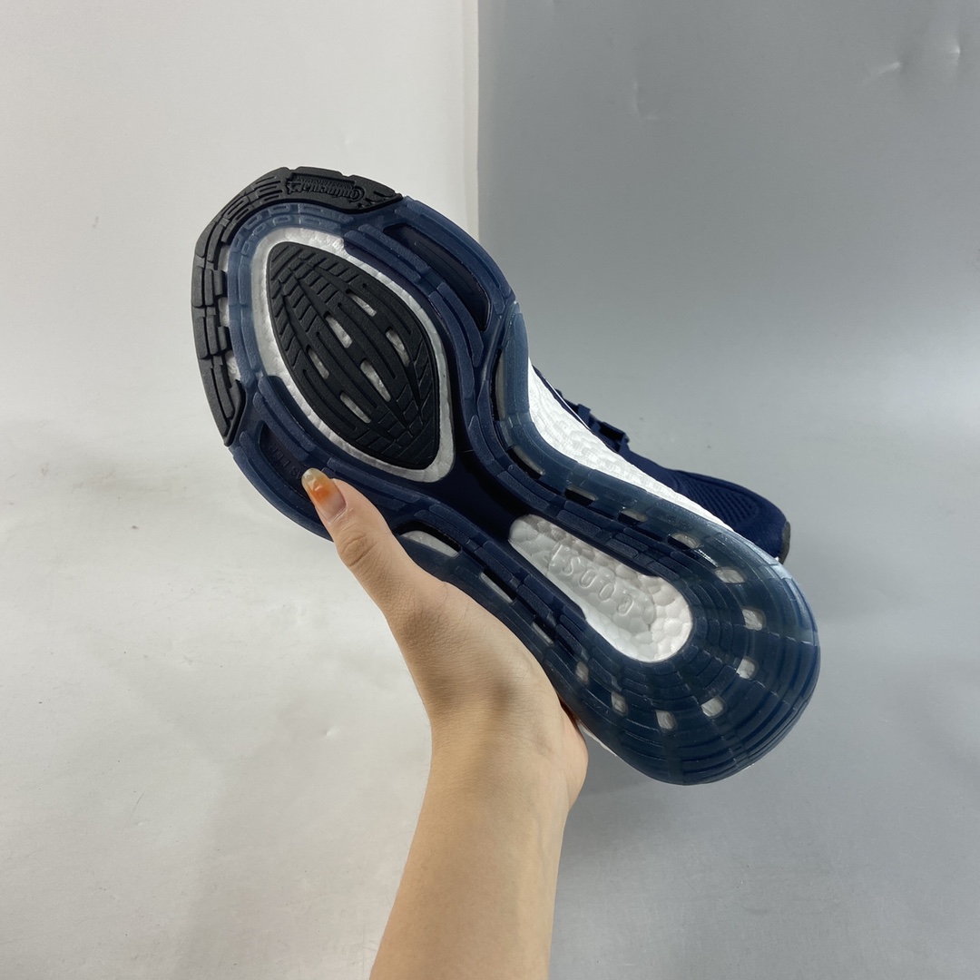 P240  Adidas  Ultra Boost 22 Consortium 阿迪达斯新款8.0厚底爆米花跑鞋  GX5461 全掌Boost将缓震和能量回馈再一次进行了升级，提供更好的舒适穿着体验，UB8.0 360oPrimeknit编织工艺，S型Heel Counter提供更加精准锁定后跟，带来出众的后跟包裹，LEP创新大底延续马牌橡胶大底，同时新加入LEP结构，为每一步提供更多动力及更好回弹。 尺码：39 40 40.5 41 42 42.5 43 44 44.5 45 46 47 48
