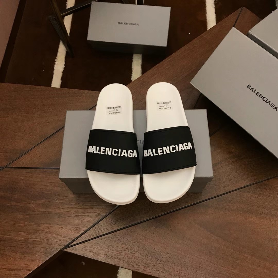 H0 。 巴黎世家 奢侈品情侣拖鞋，休闲宽松舒适型。上图片必爆款[愉快][愉快]