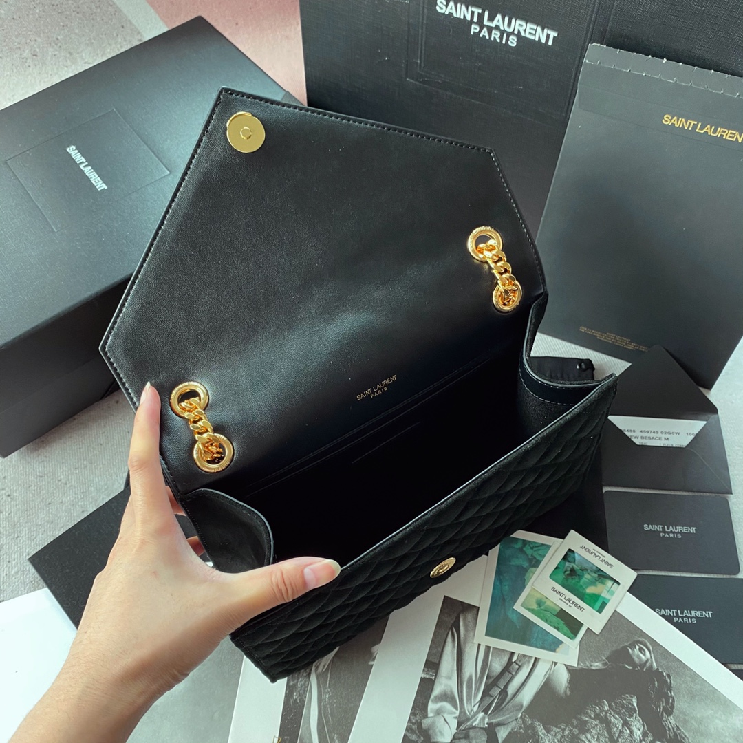 Chanel 就是永恒 永恒就代表它永远不会退出潮流的轮回 磨砂系列中号信封包 采用V纹拼菱格搭配 Y家logo