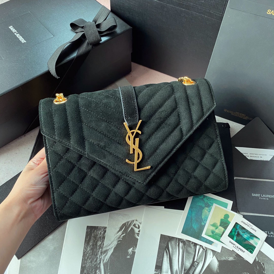 Chanel 就是永恒 永恒就代表它永远不会退出潮流的轮回 磨砂系列中号信封包 采用V纹拼菱格搭配 Y家logo