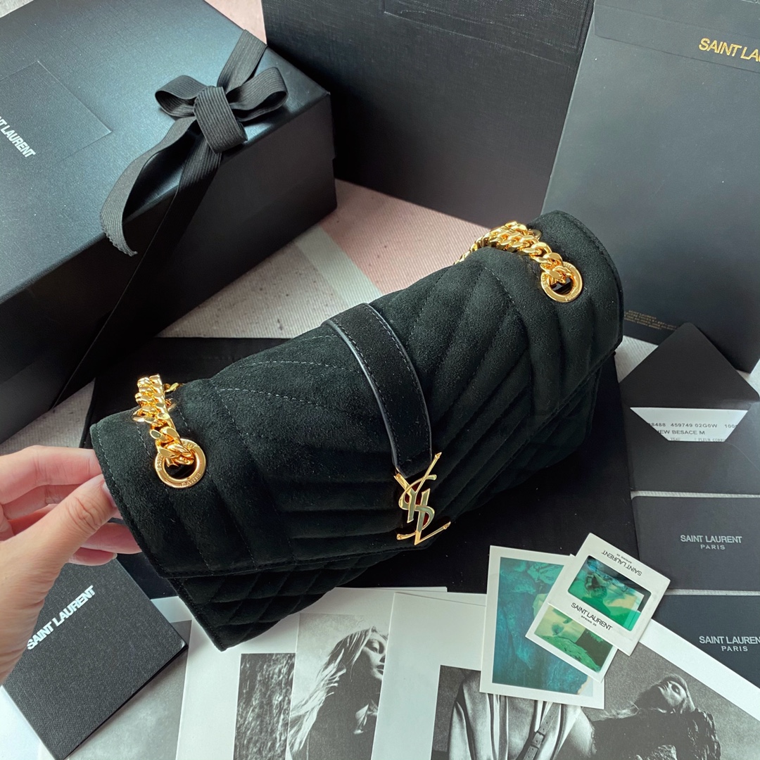 Chanel 就是永恒 永恒就代表它永远不会退出潮流的轮回 磨砂系列中号信封包 采用V纹拼菱格搭配 Y家logo