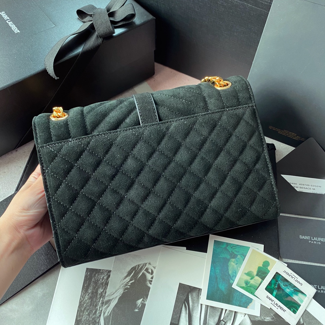 Chanel 就是永恒 永恒就代表它永远不会退出潮流的轮回 磨砂系列中号信封包 采用V纹拼菱格搭配 Y家logo