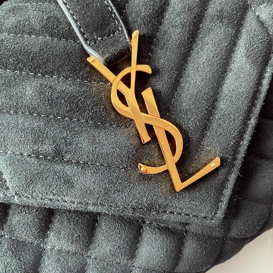 Chanel 就是永恒 永恒就代表它永远不会退出潮流的轮回 磨砂系列中号信封包 采用V纹拼菱格搭配 Y家logo