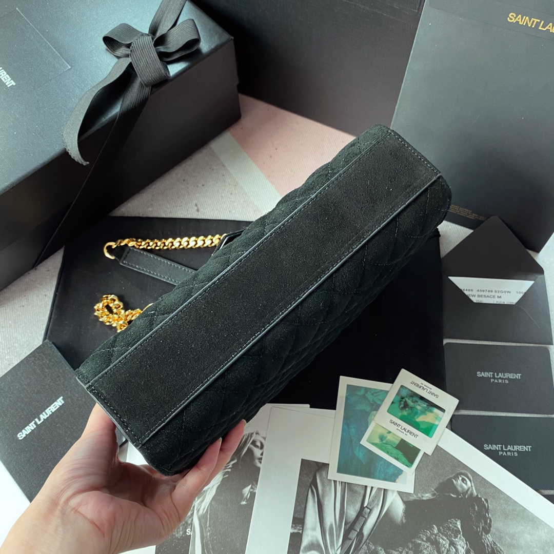 Chanel 就是永恒 永恒就代表它永远不会退出潮流的轮回 磨砂系列中号信封包 采用V纹拼菱格搭配 Y家logo