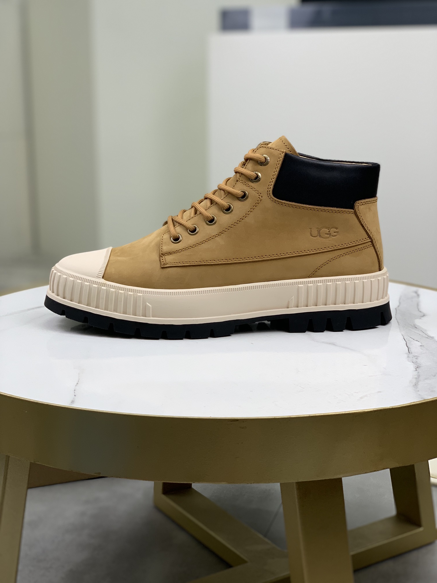 K5 情侣款真羊毛高品质UGG爆款男鞋官方网同步正品品质不是一般市场仿货可比拟的鞋面为进口意大利磨砂牛皮,内里：垫脚级真羊毛只有A级才能显效果 手感柔滑细腻鞋型大气,只有正品厂才能做到原厂大底完美的韧性 才能让客户告别一次性消费 真羊毛里 超级保暖.3色可选 男码数：39-44 女码：35-40