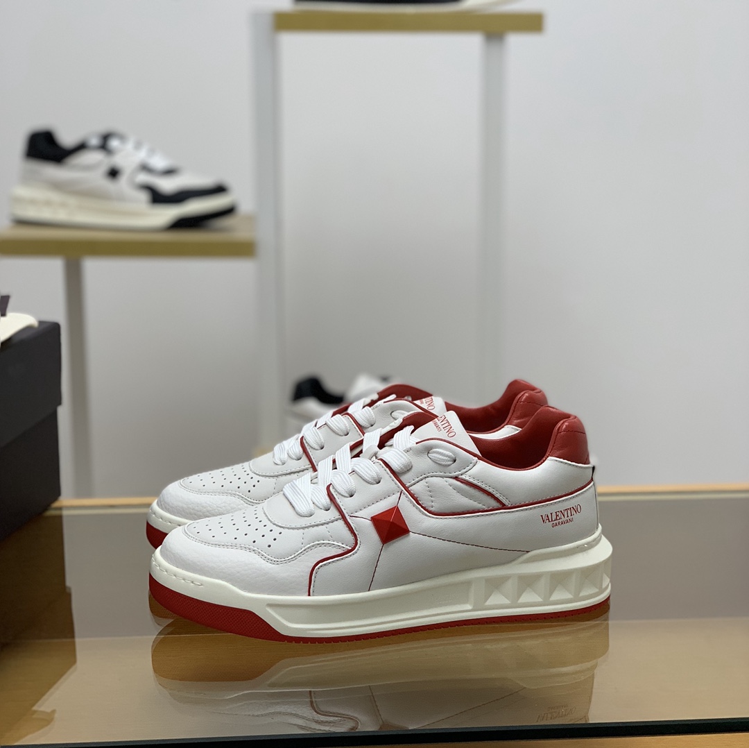 Valentino华伦天奴 采用牛皮材质半哑光工艺情侣款低帮运动鞋