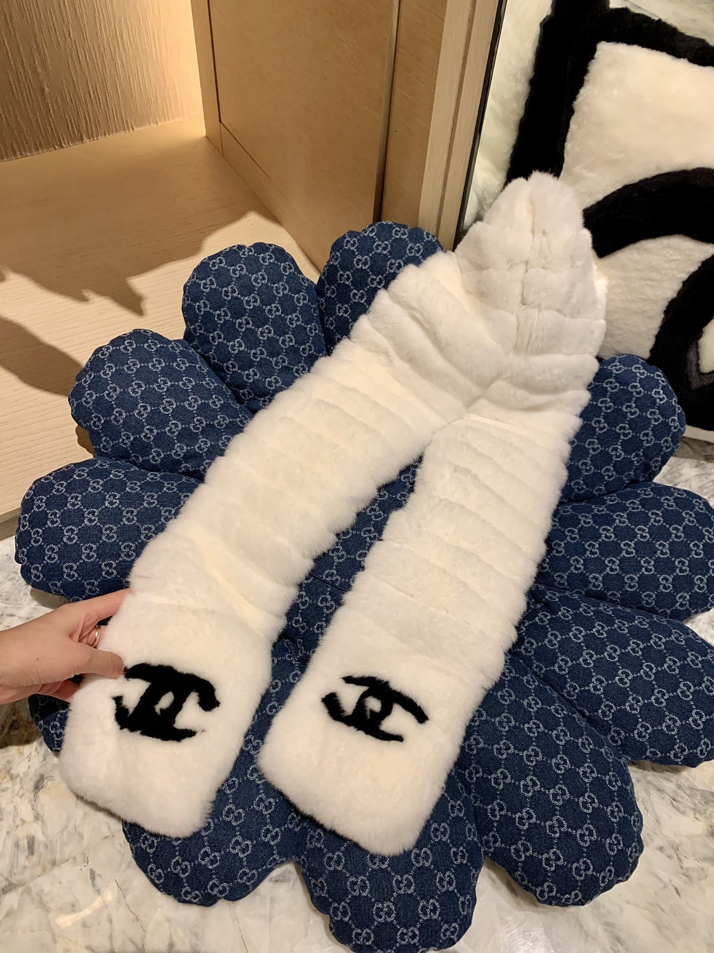 。𝐂𝐡𝐚𝐧𝐞𝐥 小香中古濑兔毛围巾 尺寸：长140*宽12cm整条全濑兔毛🧣百分百真毛，独家工艺制作，不