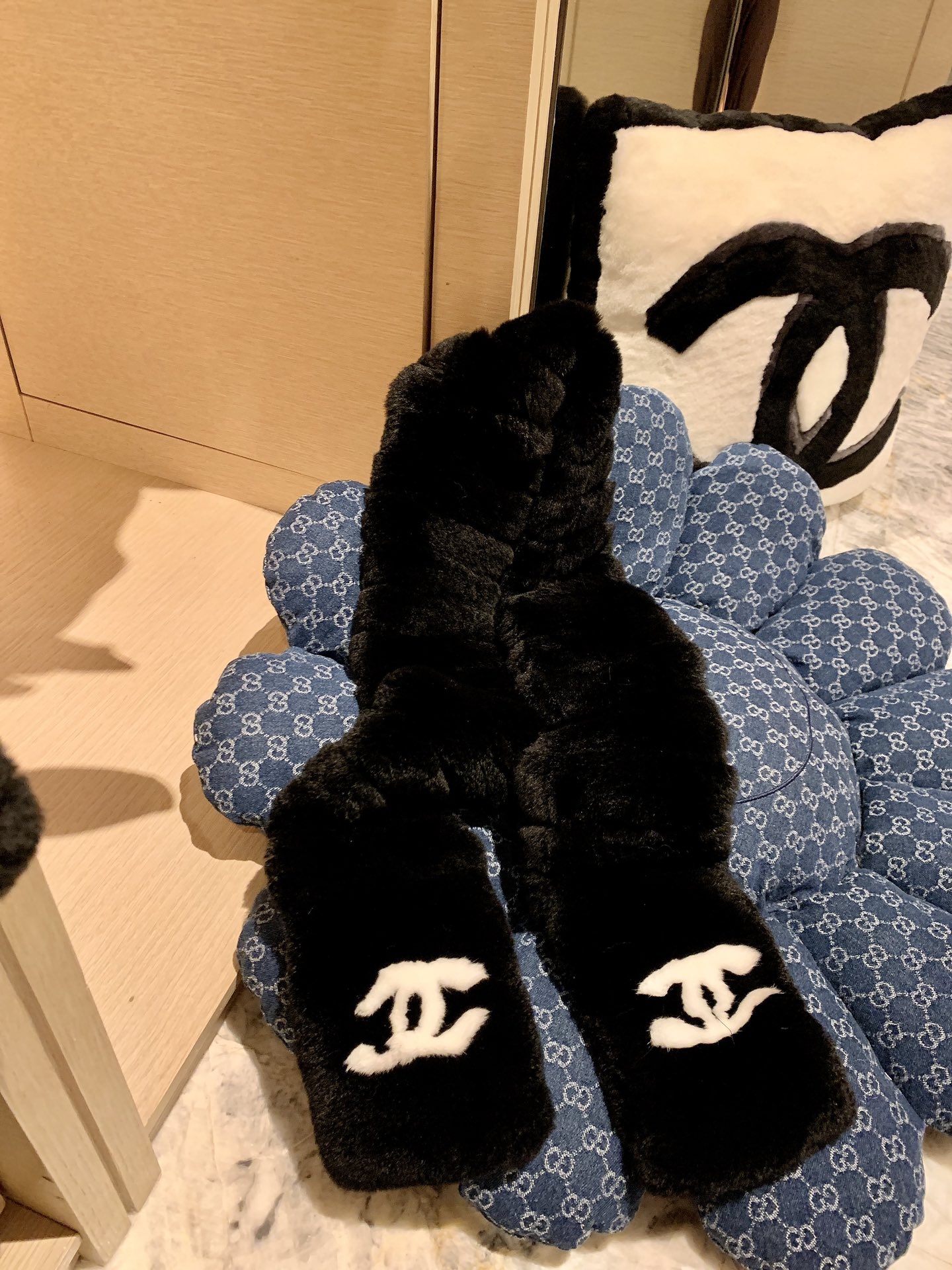 。𝐂𝐡𝐚𝐧𝐞𝐥 小香中古濑兔毛围巾 尺寸：长140*宽12cm整条全濑兔毛🧣百分百真毛，独家工艺制作，不