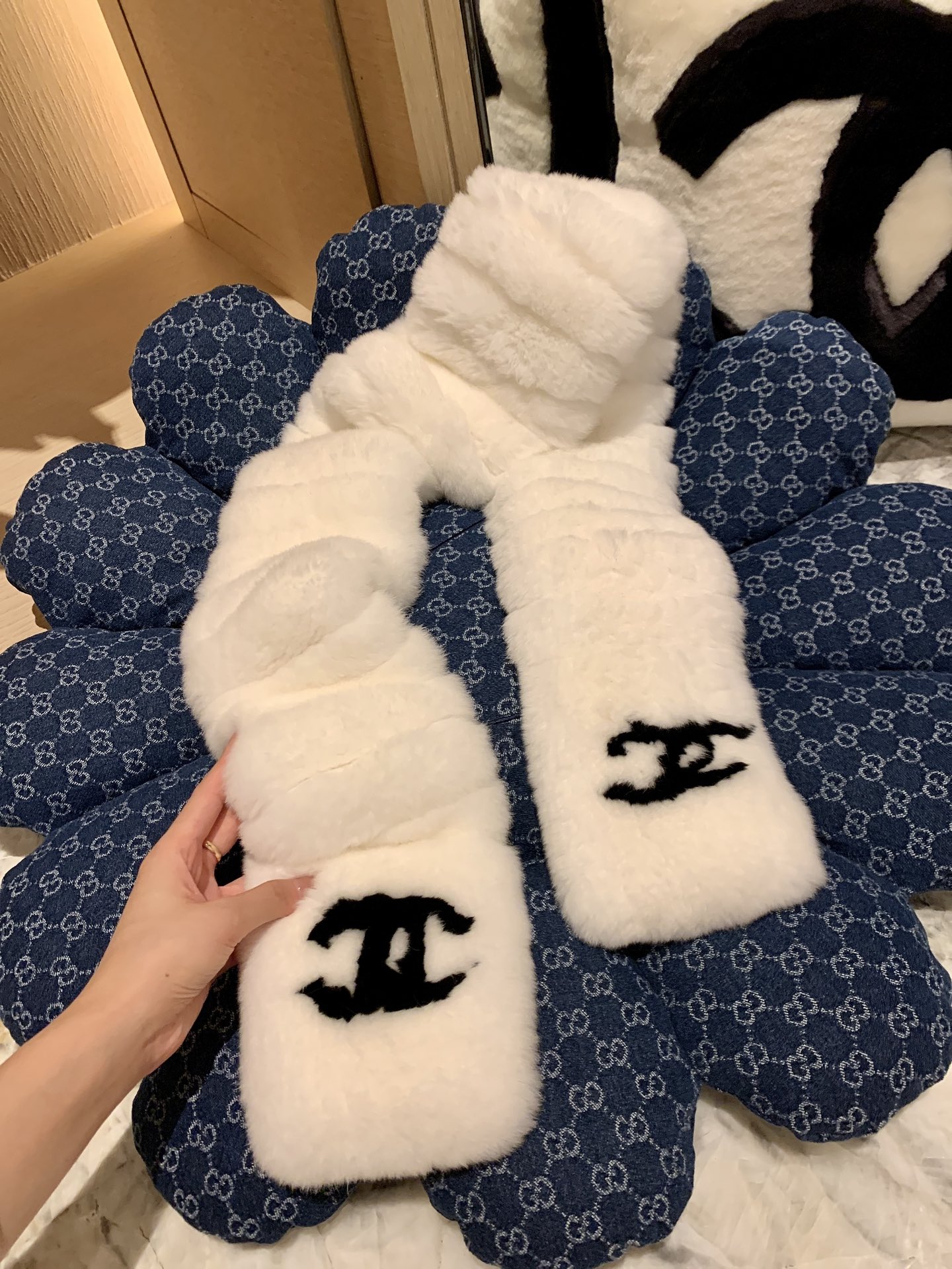 。𝐂𝐡𝐚𝐧𝐞𝐥 小香中古濑兔毛围巾 尺寸：长140*宽12cm整条全濑兔毛🧣百分百真毛，独家工艺制作，不