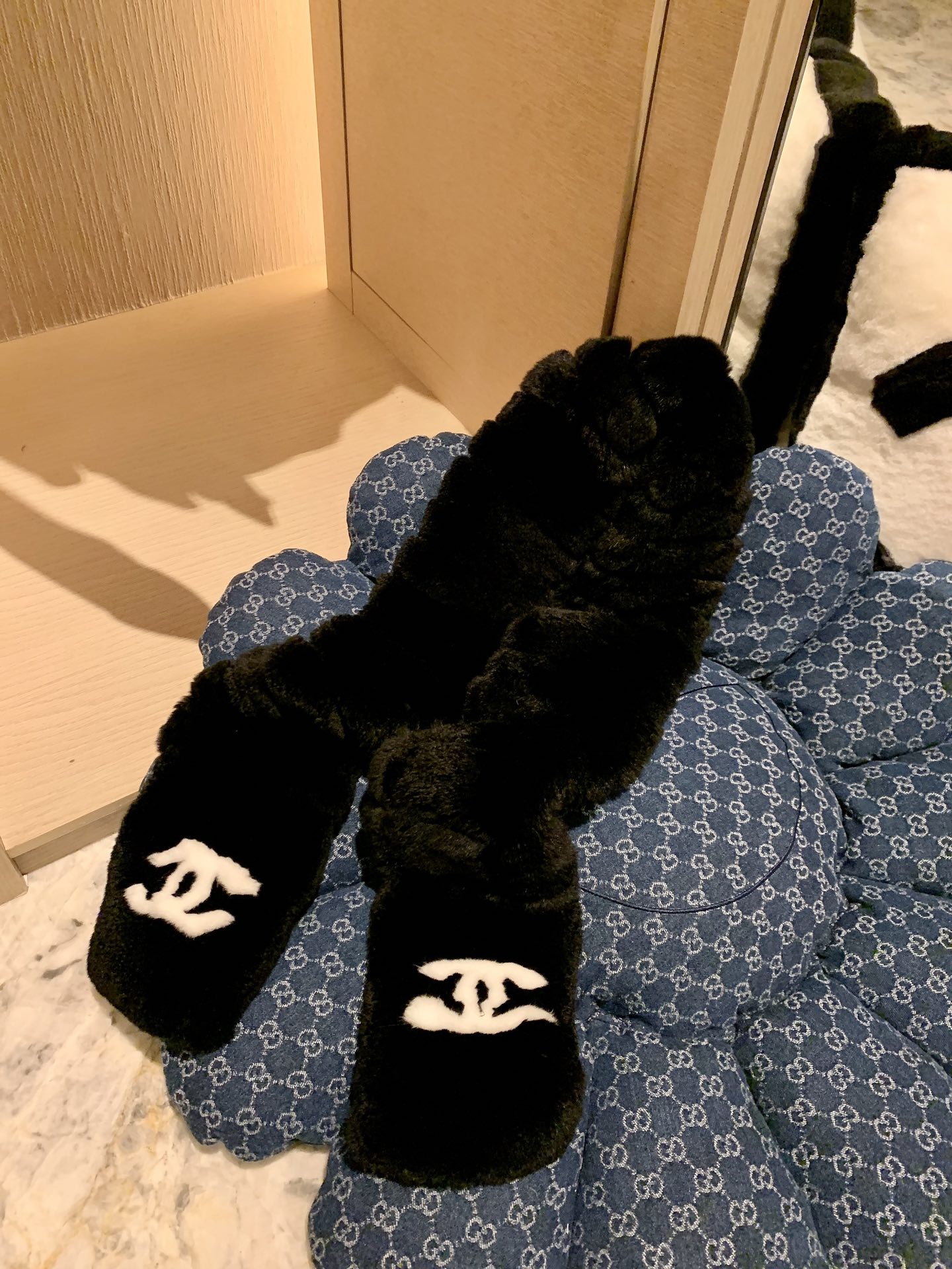 。𝐂𝐡𝐚𝐧𝐞𝐥 小香中古濑兔毛围巾 尺寸：长140*宽12cm整条全濑兔毛🧣百分百真毛，独家工艺制作，不