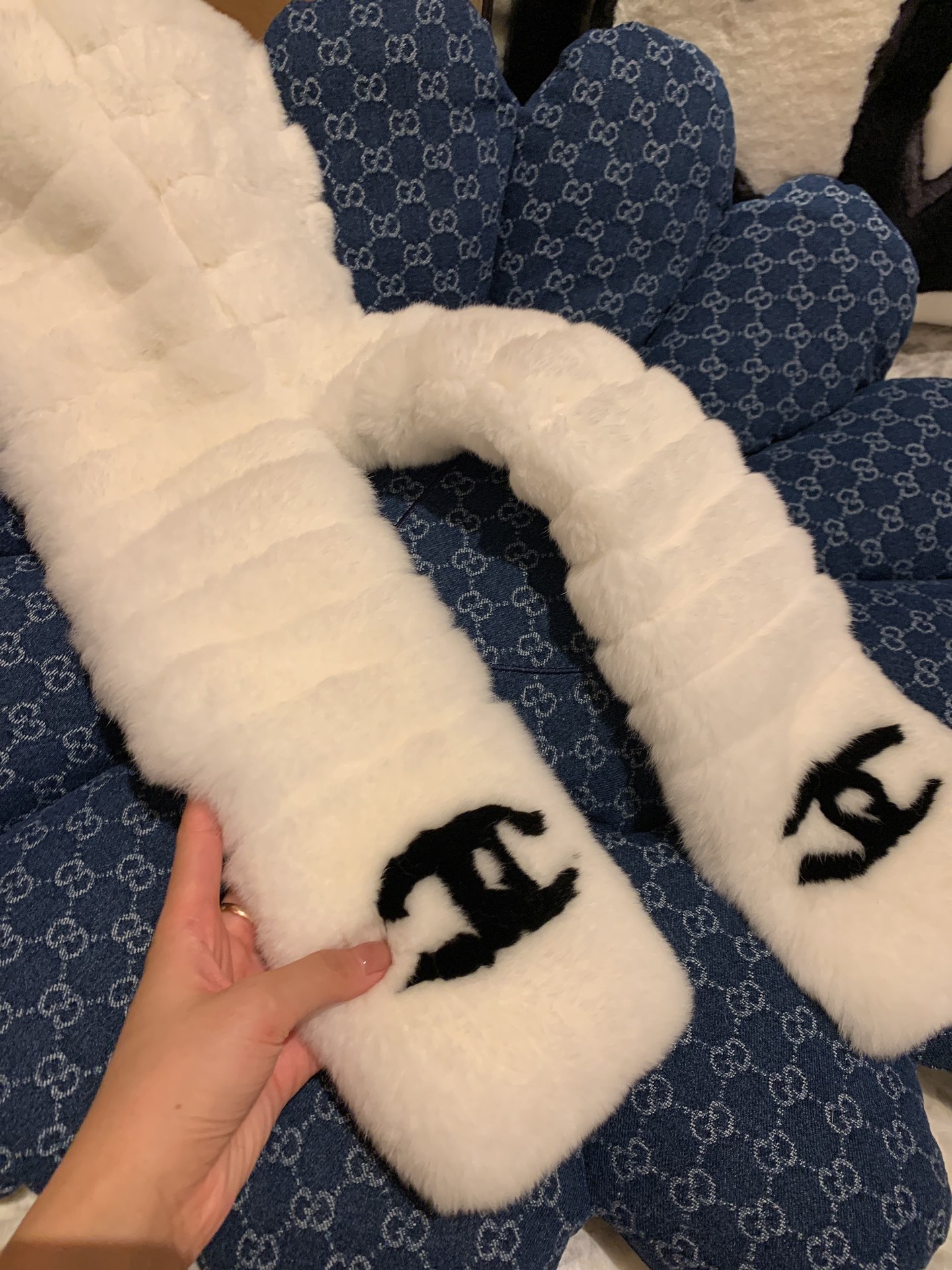 。𝐂𝐡𝐚𝐧𝐞𝐥 小香中古濑兔毛围巾 尺寸：长140*宽12cm整条全濑兔毛🧣百分百真毛，独家工艺制作，不