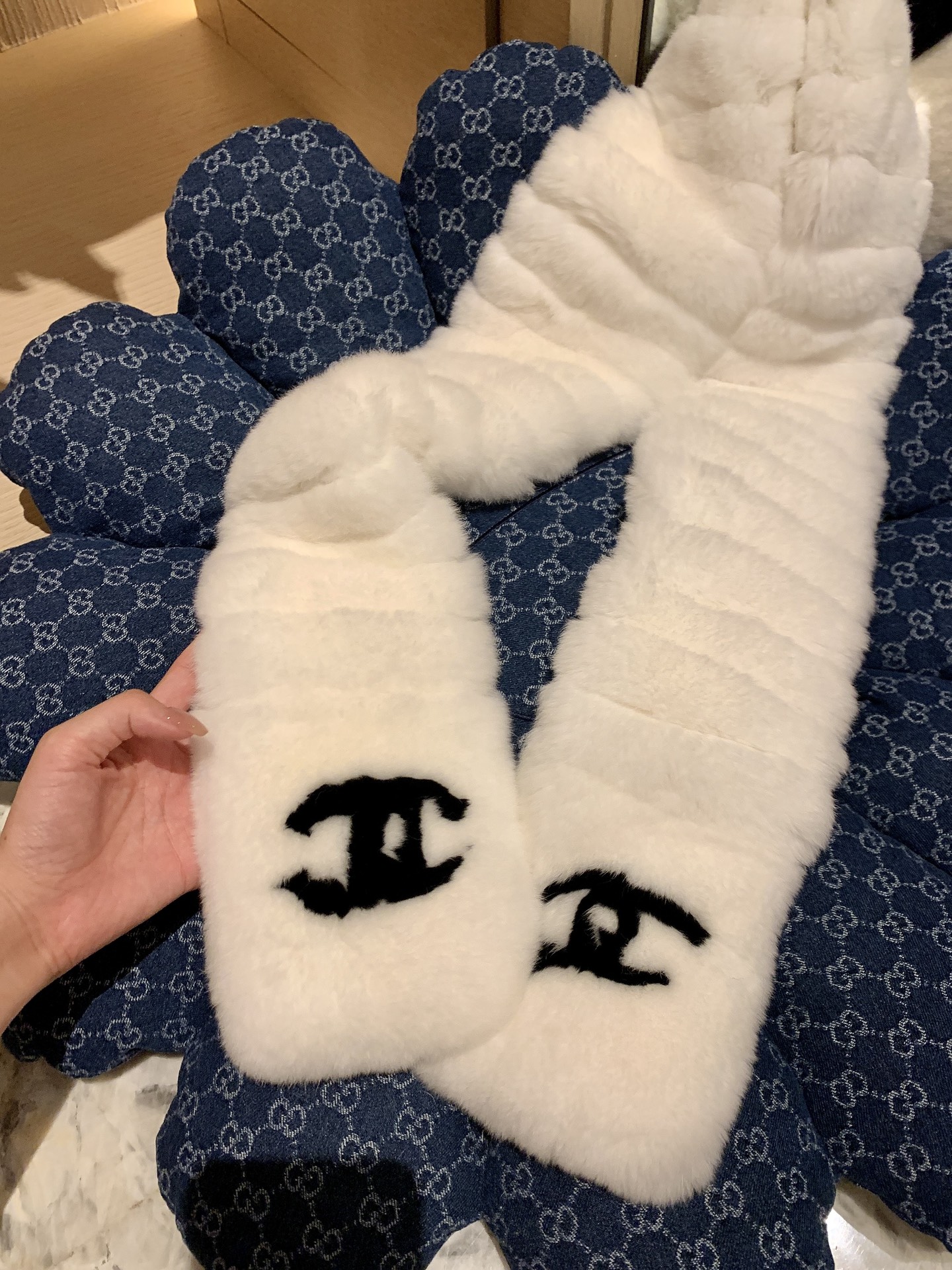 。𝐂𝐡𝐚𝐧𝐞𝐥 小香中古濑兔毛围巾 尺寸：长140*宽12cm整条全濑兔毛🧣百分百真毛，独家工艺制作，不