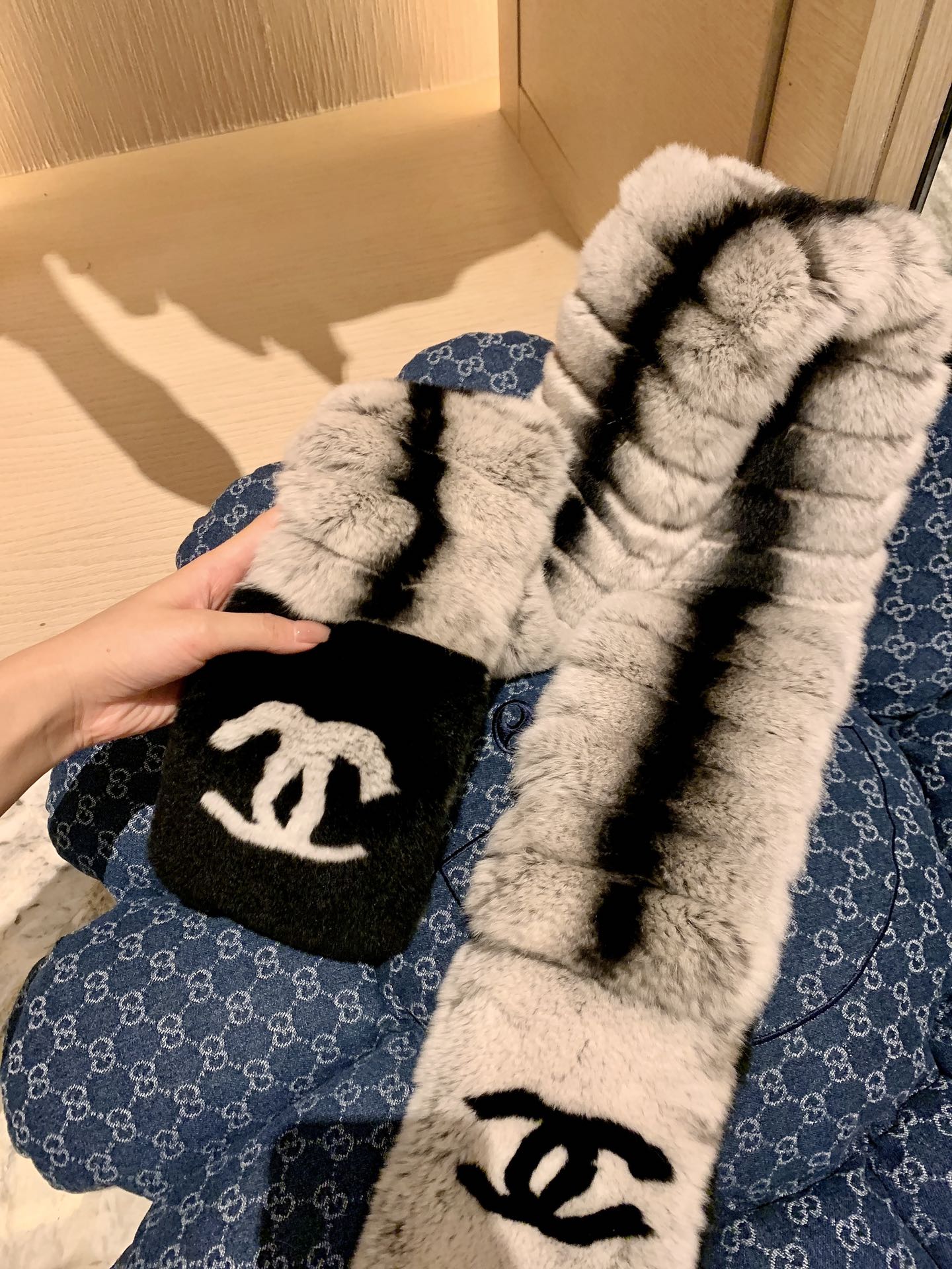。𝐂𝐡𝐚𝐧𝐞𝐥 小香中古濑兔毛围巾 尺寸：长140*宽12cm整条全濑兔毛🧣百分百真毛，独家工艺制作，不