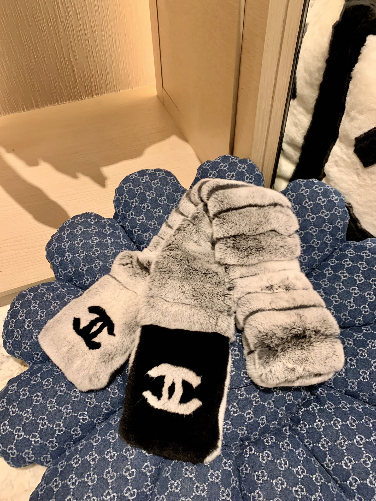 。𝐂𝐡𝐚𝐧𝐞𝐥 小香中古濑兔毛围巾 尺寸：长140*宽12cm整条全濑兔毛🧣百分百真毛，独家工艺制作，不