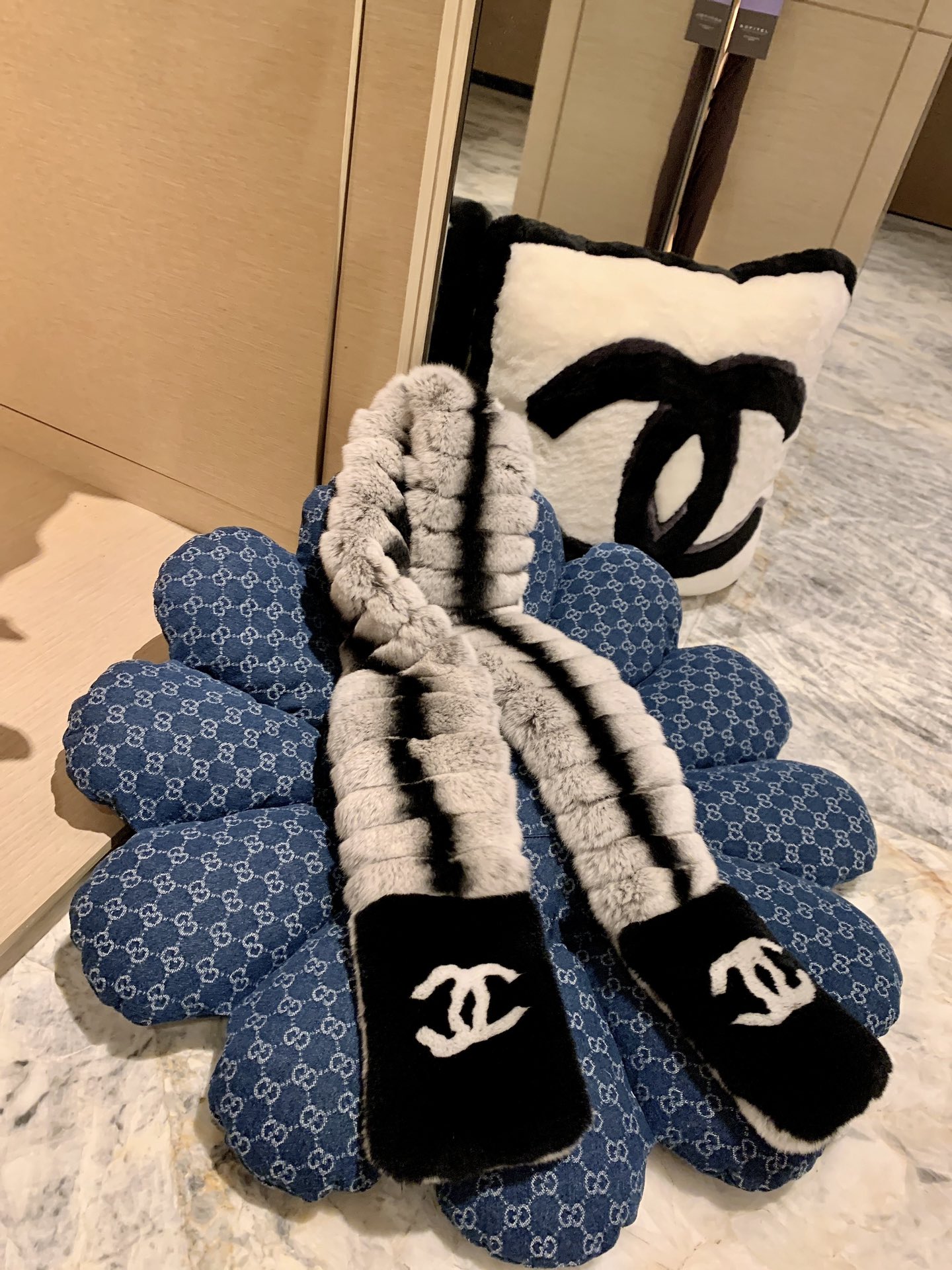 。𝐂𝐡𝐚𝐧𝐞𝐥 小香中古濑兔毛围巾 尺寸：长140*宽12cm整条全濑兔毛🧣百分百真毛，独家工艺制作，不