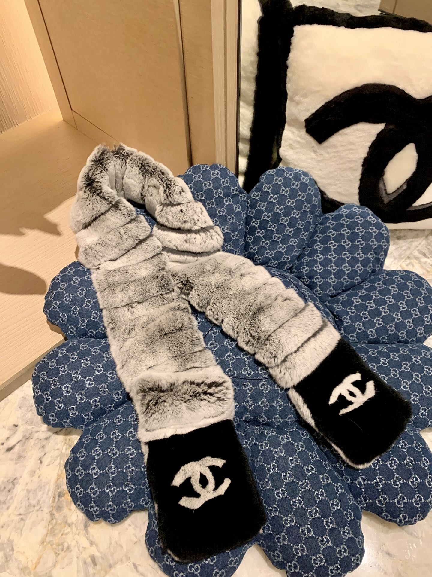 。𝐂𝐡𝐚𝐧𝐞𝐥 小香中古濑兔毛围巾 尺寸：长140*宽12cm整条全濑兔毛🧣百分百真毛，独家工艺制作，不