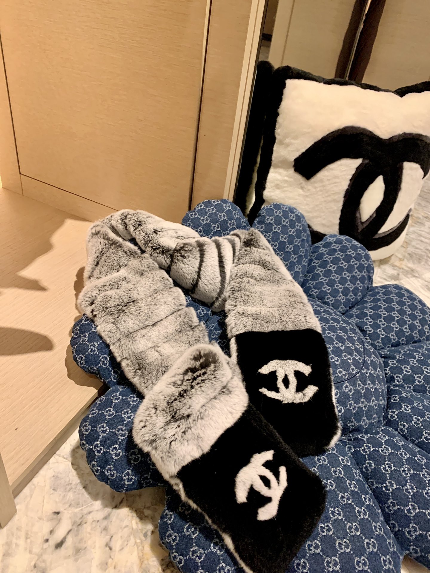 。𝐂𝐡𝐚𝐧𝐞𝐥 小香中古濑兔毛围巾 尺寸：长140*宽12cm整条全濑兔毛🧣百分百真毛，独家工艺制作，不