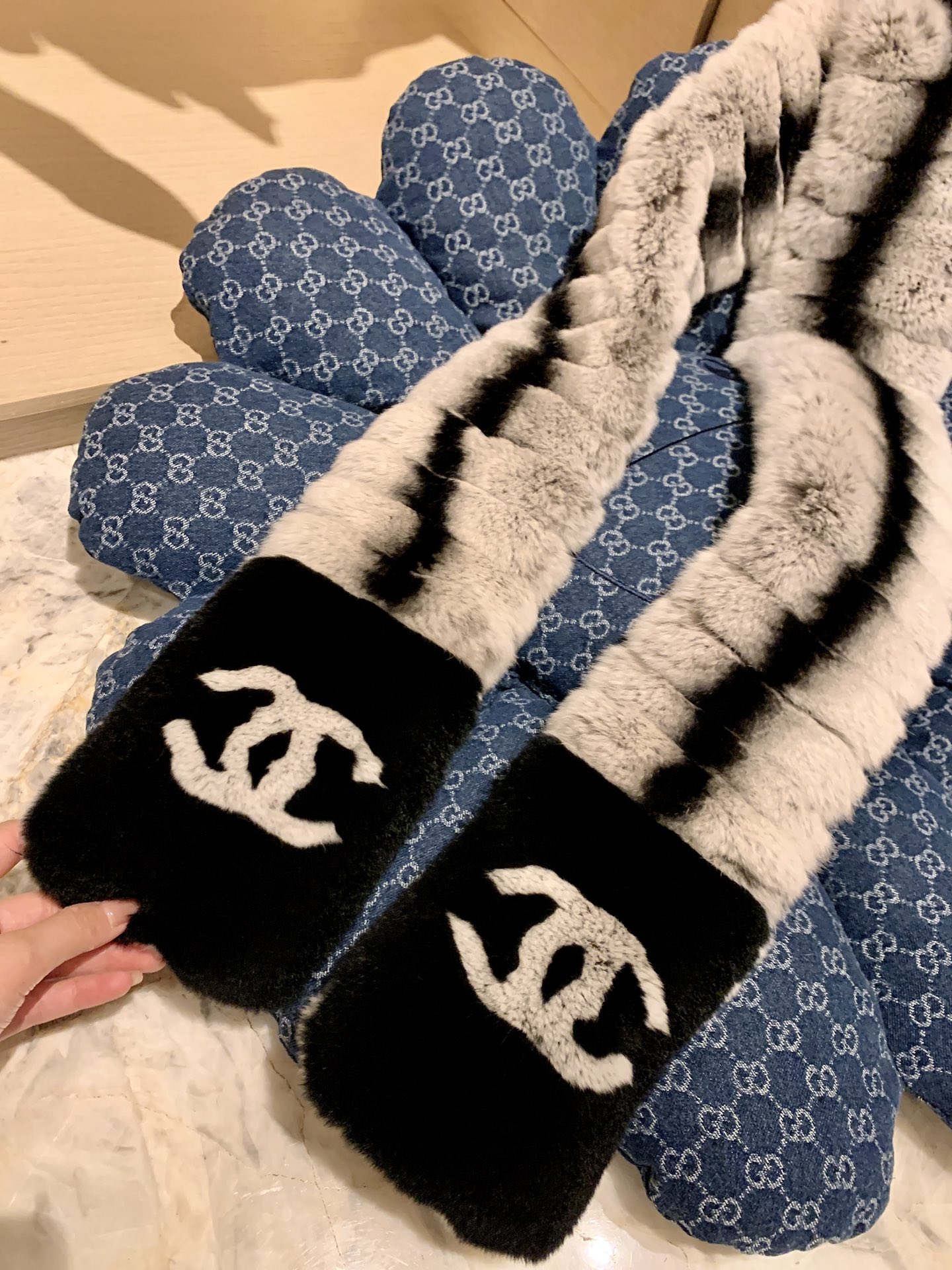 。𝐂𝐡𝐚𝐧𝐞𝐥 小香中古濑兔毛围巾 尺寸：长140*宽12cm整条全濑兔毛🧣百分百真毛，独家工艺制作，不