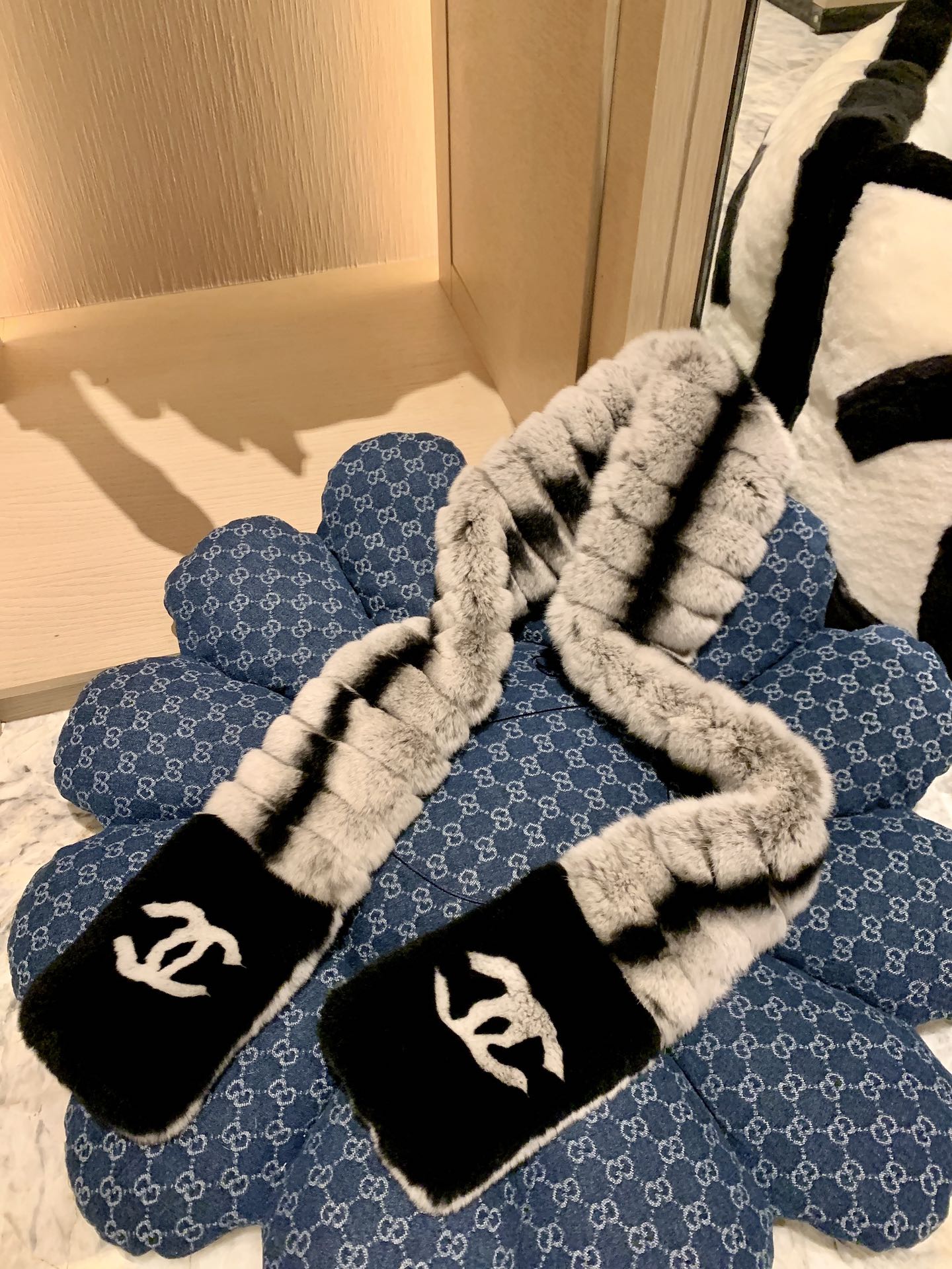 。𝐂𝐡𝐚𝐧𝐞𝐥 小香中古濑兔毛围巾 尺寸：长140*宽12cm整条全濑兔毛🧣百分百真毛，独家工艺制作，不