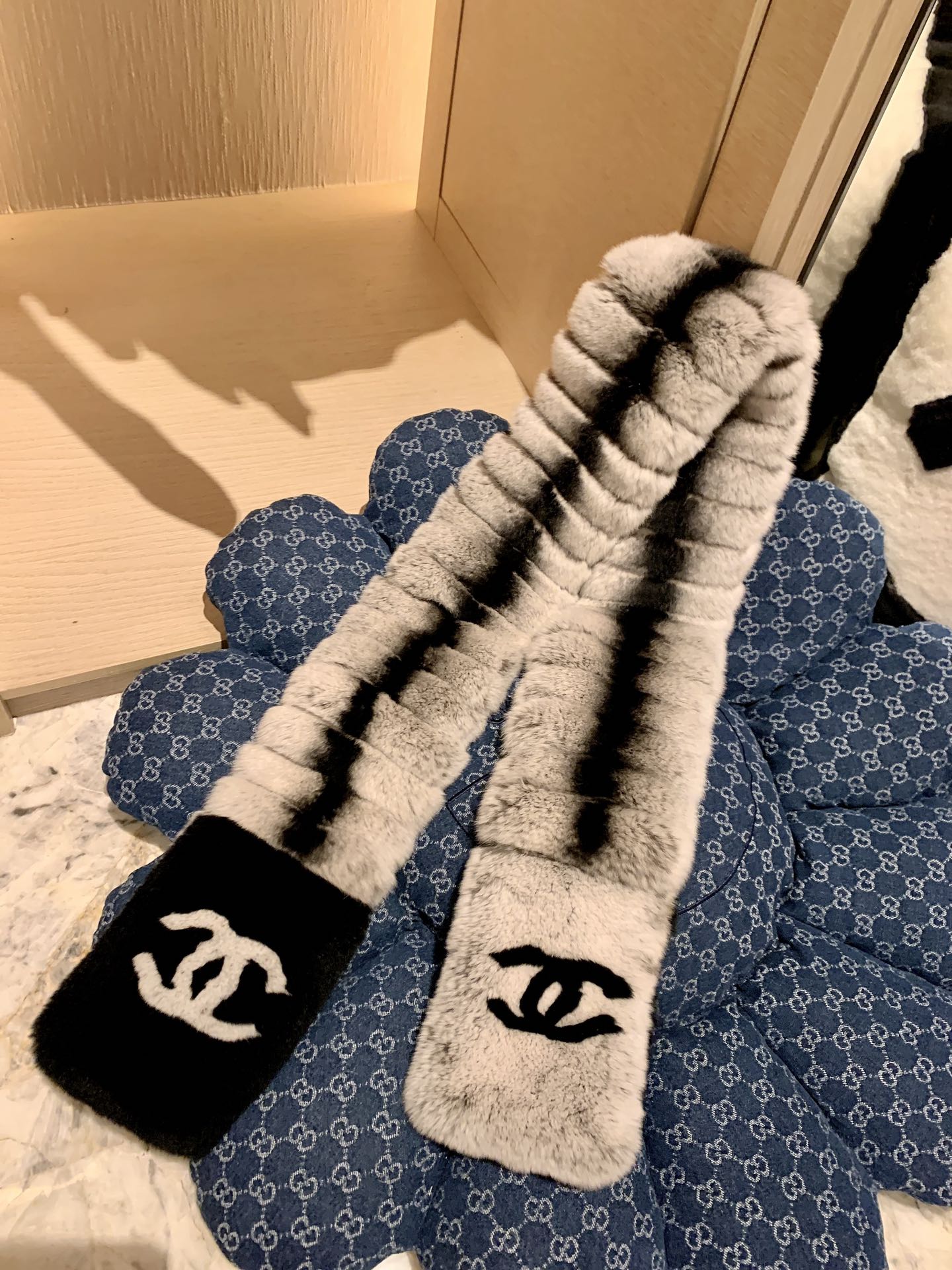 。𝐂𝐡𝐚𝐧𝐞𝐥 小香中古濑兔毛围巾 尺寸：长140*宽12cm整条全濑兔毛🧣百分百真毛，独家工艺制作，不