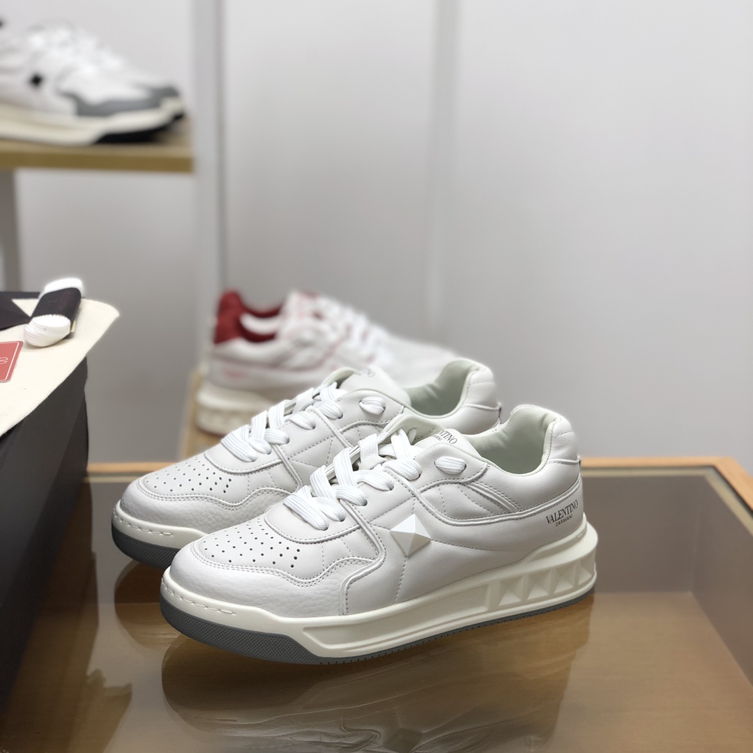 Valentino华伦天奴 采用牛皮材质半哑光工艺情侣款低帮运动鞋