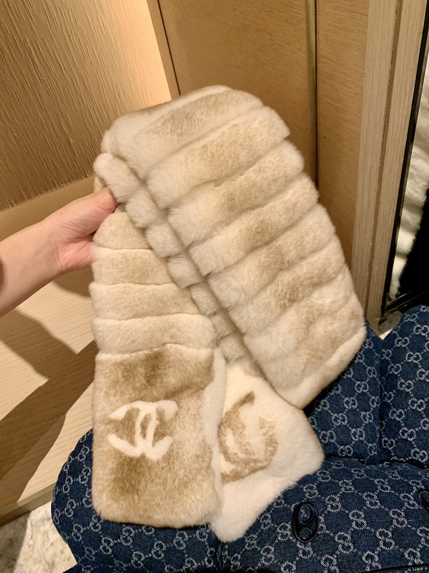 。𝐂𝐡𝐚𝐧𝐞𝐥 小香中古濑兔毛围巾 尺寸：长140*宽12cm整条全濑兔毛🧣百分百真毛，独家工艺制作，不