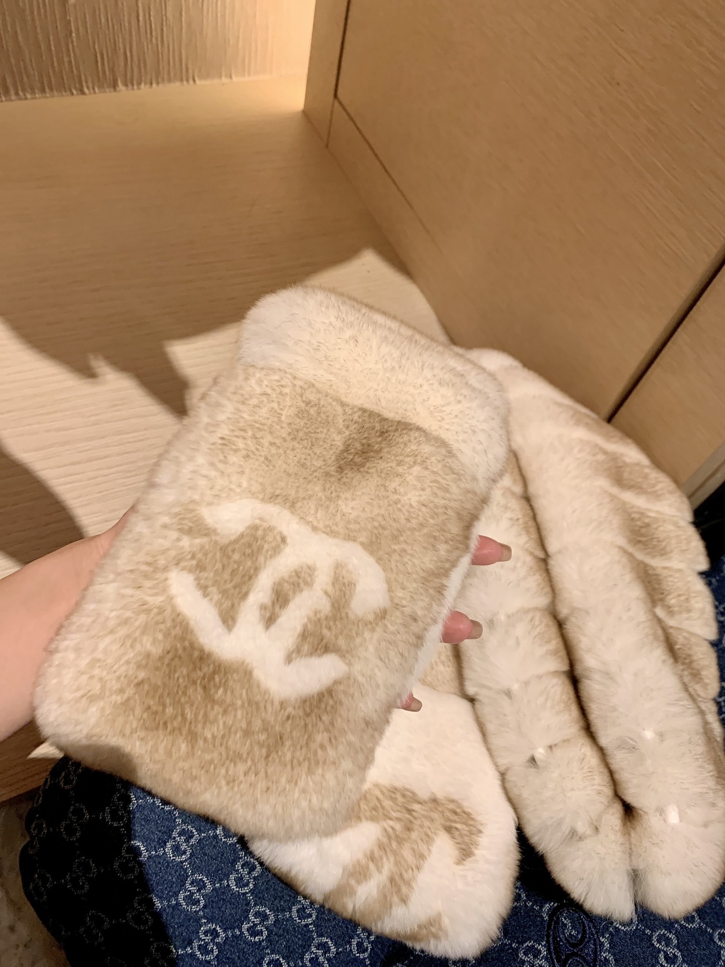 。𝐂𝐡𝐚𝐧𝐞𝐥 小香中古濑兔毛围巾 尺寸：长140*宽12cm整条全濑兔毛🧣百分百真毛，独家工艺制作，不