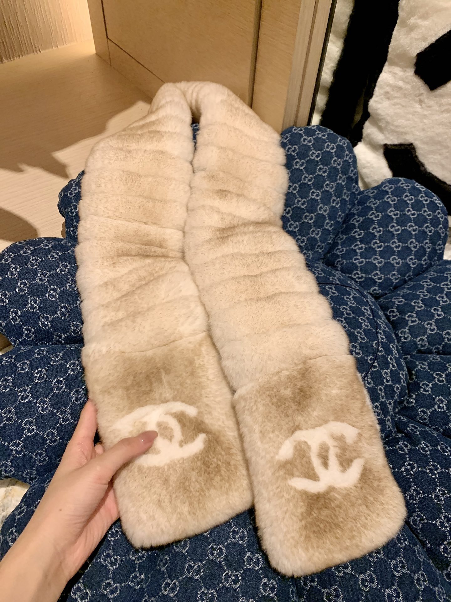 。𝐂𝐡𝐚𝐧𝐞𝐥 小香中古濑兔毛围巾 尺寸：长140*宽12cm整条全濑兔毛🧣百分百真毛，独家工艺制作，不