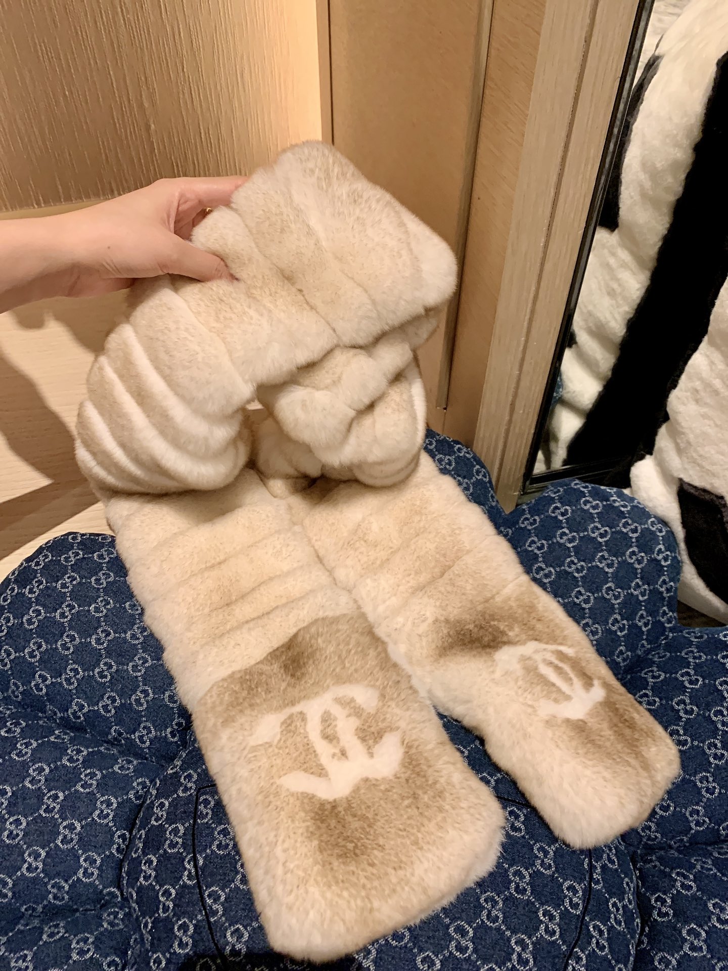。𝐂𝐡𝐚𝐧𝐞𝐥 小香中古濑兔毛围巾 尺寸：长140*宽12cm整条全濑兔毛🧣百分百真毛，独家工艺制作，不