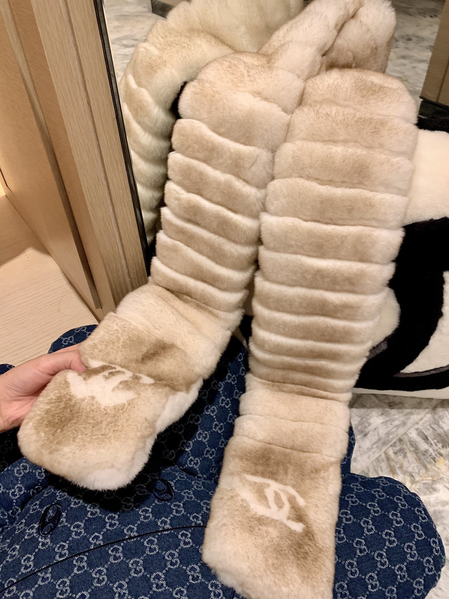 。𝐂𝐡𝐚𝐧𝐞𝐥 小香中古濑兔毛围巾 尺寸：长140*宽12cm整条全濑兔毛🧣百分百真毛，独家工艺制作，不