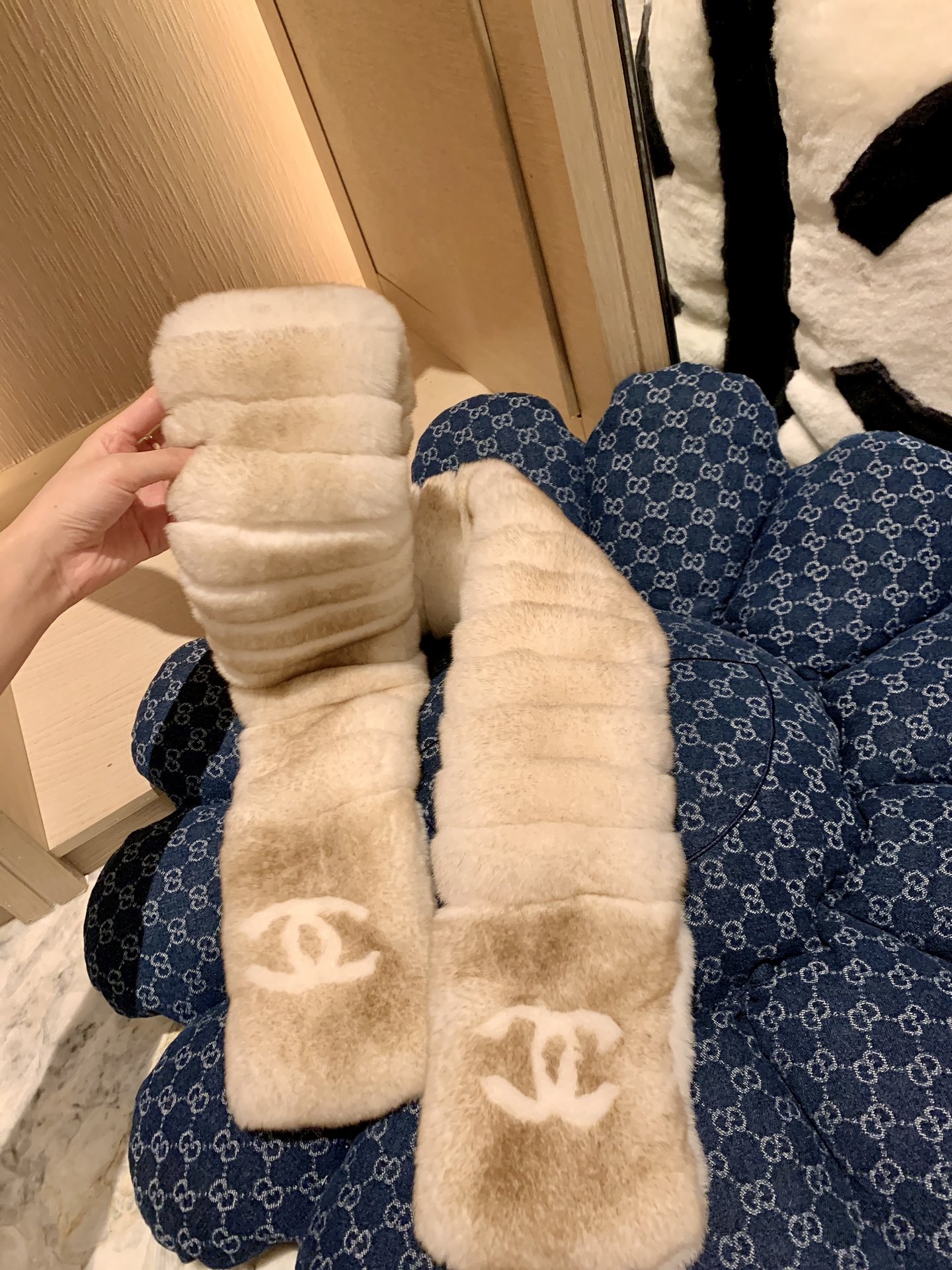 。𝐂𝐡𝐚𝐧𝐞𝐥 小香中古濑兔毛围巾 尺寸：长140*宽12cm整条全濑兔毛🧣百分百真毛，独家工艺制作，不