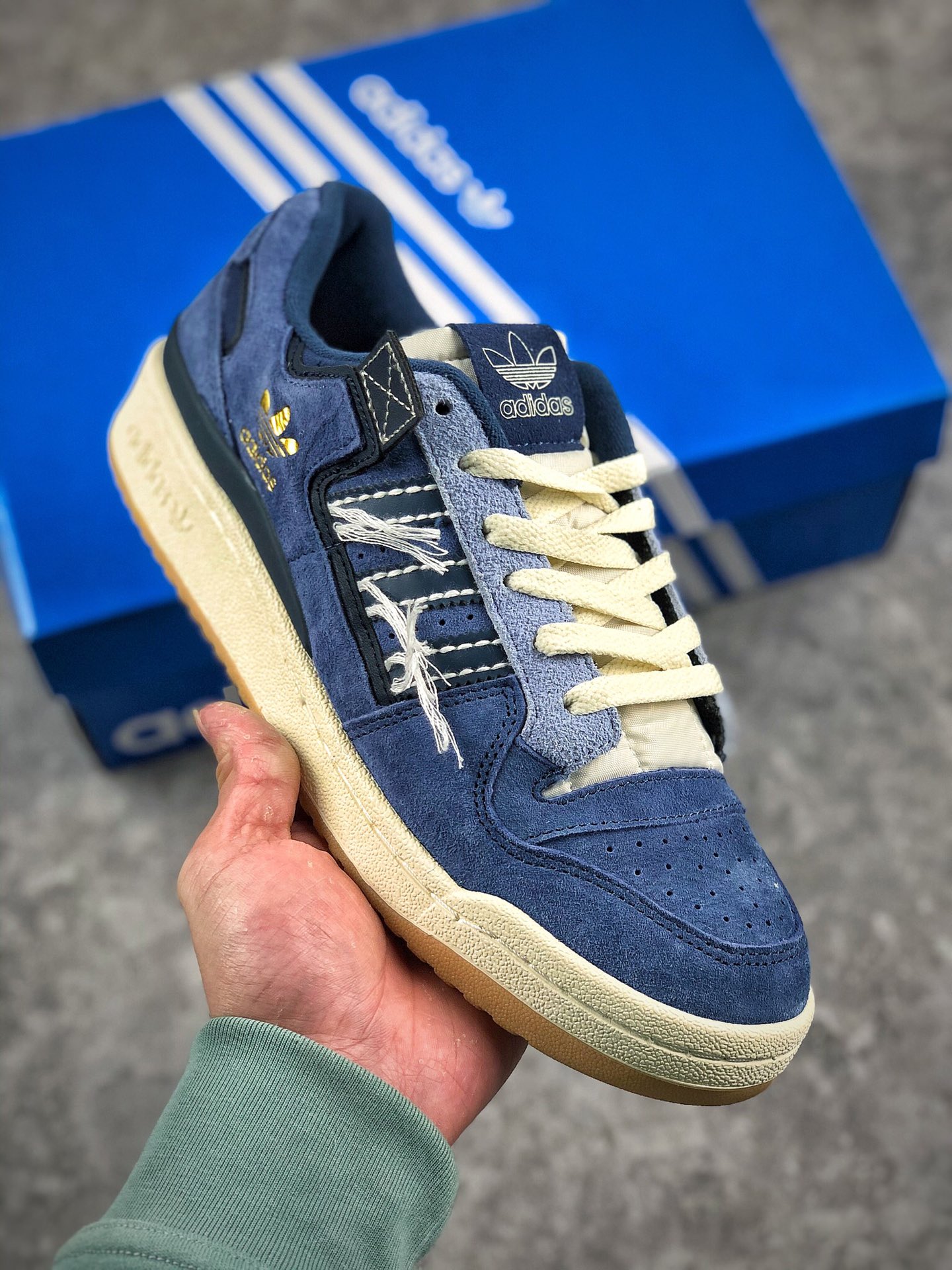 本地自取 支持放店
原数据独家二代私模大底 
Adidas Originals Forum Low 板鞋 白炫彩银 货号GX0
问世于1984年，受到篮球界和音乐界人士的喜愛。这款经典鞋，将80年代风格、篮球精神和经典X型踝部束带设计融入低造型，旨在为街头打造。2022款全新adidas Originals Forum采用最新开发的鞋底 鞋底边墙纹路由一代的颗粒纹转变成二代设计的雪花纹 一代的直线鞋底二代设计成拥有完美弧度增強人的视觉感B291
size： 40 40²/₃ 41¹/₃ 42 42²/₃ 43¹/₃ 44 44²/₃ 45