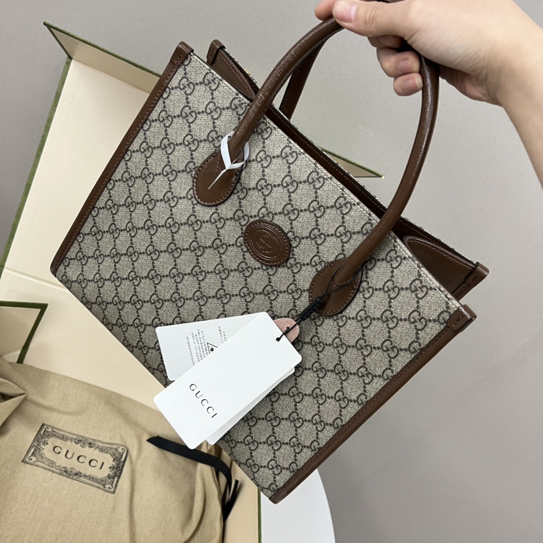 GUCCI新款托特包💰300 规格:31*26*14cm 原单品质 高端包装. 这一届的托特造型.又掀起了一阵大家的欢呼声.这设计师.简直太懂大家了.托特的造型.已经被大家深受喜爱.复古独特的味道.更加绝了.干净利落男女都可以拥有.更是满足日常的需求.大容量的容纳设计.在外观且实用性上并存!