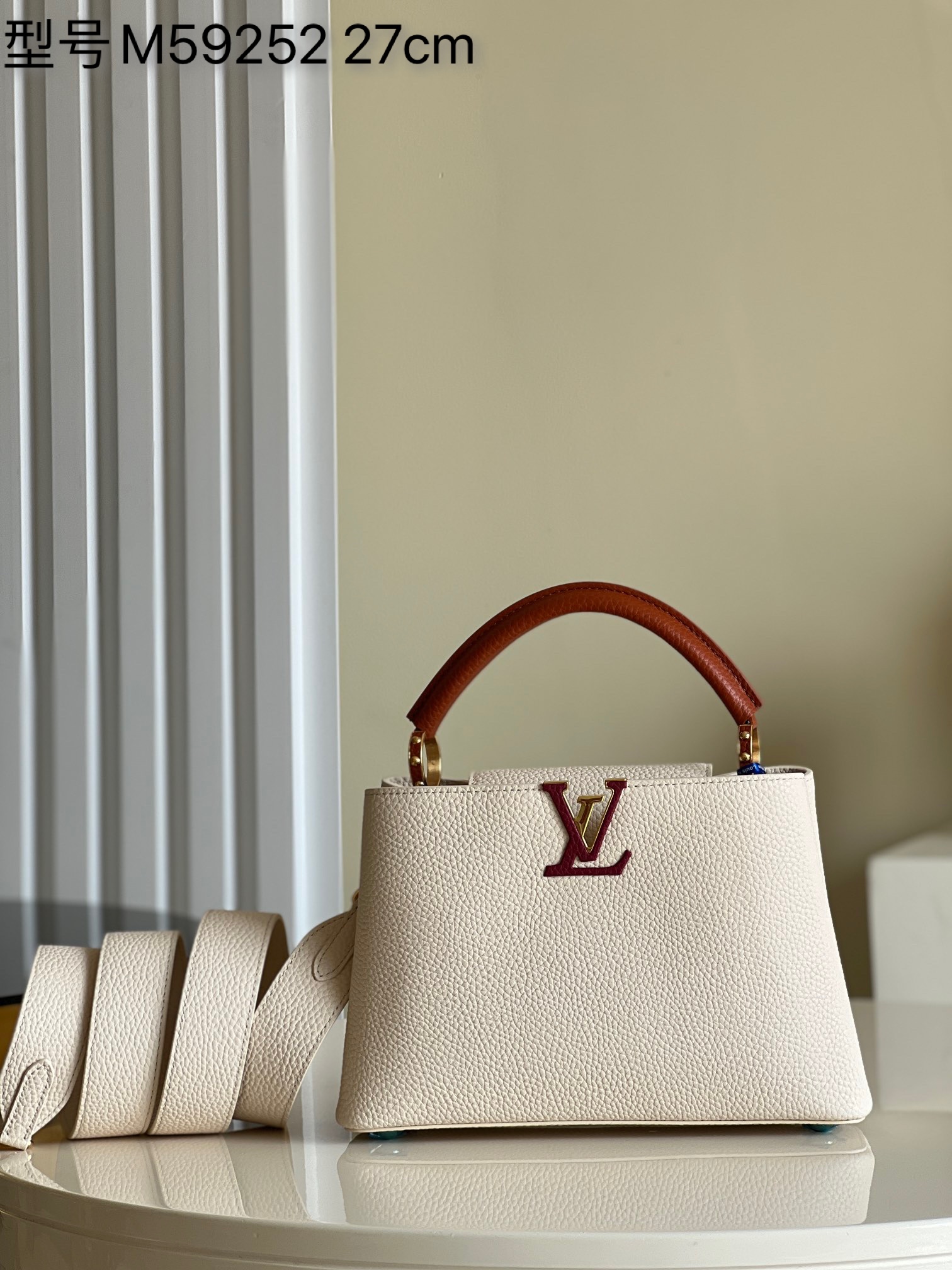 NO:397930,[Exclusive real photo M59252 pearl white with shallow earth gold buckle] CapucinesBB handbag is a perfect match with modern and stylish bright colors, from classic to avant-garde style. Capucines BB handbag is made of shiny palladium-mounted gold jewelry, with a long strip for casual shoulders or antics. Detailed size 27.0 x 21.0 x 10.0 cm.kl.1200, LV [original leather], louis vuitton, gold19860909【独家实拍M59252珍珠白配浅土黄金扣】CapucinesBB手袋 以时的尚尺寸和极富潮感流的鲜明色彩完搭美配从经典到前卫的各穿种着风格,Capucines BB 手袋用采了闪亮的钯装金饰,配有用于休闲肩或背斜背的脱可卸长包带. 详细尺寸27.0 x 21.0 x 10.0 cm.kl.1200,LV【原厂皮】,louis vuitton,gold,Bag