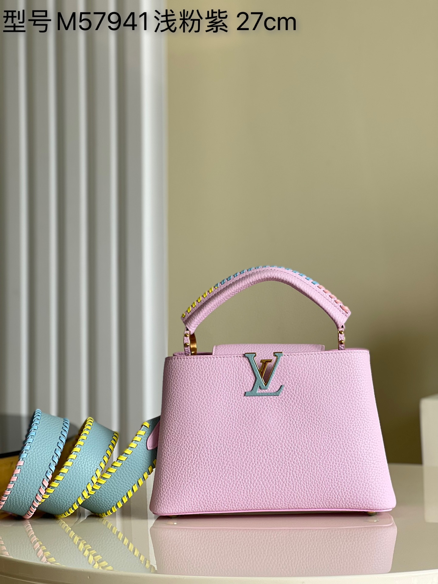 NO:397920,[Exclusive real photo of M57941 braided light pink purple] This Capucines BB handbag adds delicate braided elements to the Taurillon leather body. The leather details of the shoulder straps and handles contain exquisite style, and the LV letters and shoulder straps perform interesting contrasts. Detailed features 27.0 x 18.0 x 9.0 cm kl.,LV [original leather],louis vuitton19860909【独家实拍M57941编织浅粉紫色】 本款 Capucines BB 手袋为 Taurillon 皮革包身增添细腻编织元素肩带及手柄的皮革细节蕴含精致格调,LV 字母与肩带上演趣味撞色. 详细特征27.0 x 18.0 x 9.0 cm kl.,LV【原厂皮】,louis vuitton,Bag