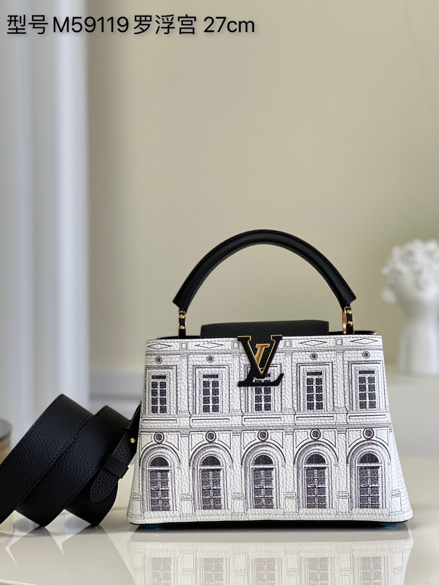 NO:398085,[Exclusive real photo of M59119 Louvre] This Capucines BB handbag adds the leather details of the Louvre shoulder strap and handle to the Taurillon leather body. The LV letters and shoulder straps perform interesting contrasts. Detailed features 27.0 x 18.0 x 9.0 cm kl.,LV [original leather],louis vuitton19860909【独家实拍M59119罗浮宫】 本款 Capucines BB 手袋为 Taurillon 皮革包身增添罗浮宫肩带及手柄的皮革细节蕴含精致格调,LV 字母与肩带上演趣味撞色. 详细特征27.0 x 18.0 x 9.0 cm kl.,LV【原厂皮】,louis vuitton,Bag