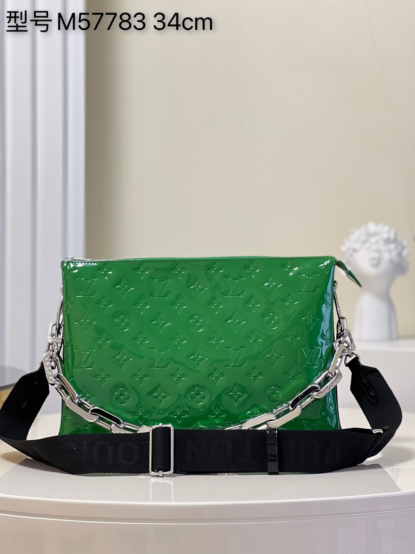 NO:397935,[Exclusive real photo of M57783 patent leather] captured sight at the spring and summer fashion show Monogram embossed fluffy sheepskin shaped like a pillow, adjustable shoulder straps and new Edge chain to achieve the choice of shoulder and crossbody, and can also be transformed into a baguette underarm. Size 24×34×12cm w., LV [original leather], louis vuitton, sheepskin19860909【独家实拍M57783旅漆皮】于 春夏时装秀俘获视线Monogram 压纹蓬松绵羊皮塑造宛如靠枕的丰软质感,可调节肩带和全新 Edge 链条实现肩背和斜挎选择,亦可化身腋下法棍包.尺寸24×34×12cm w.,LV【原厂皮】,louis vuitton,sheepskin,Bag