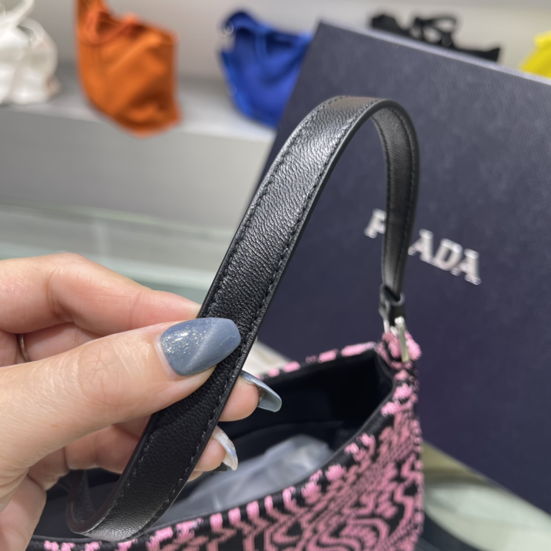 Prada 特殊布腋下包