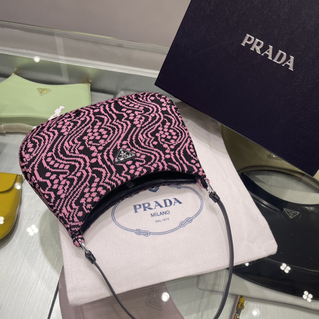 Prada 特殊布腋下包