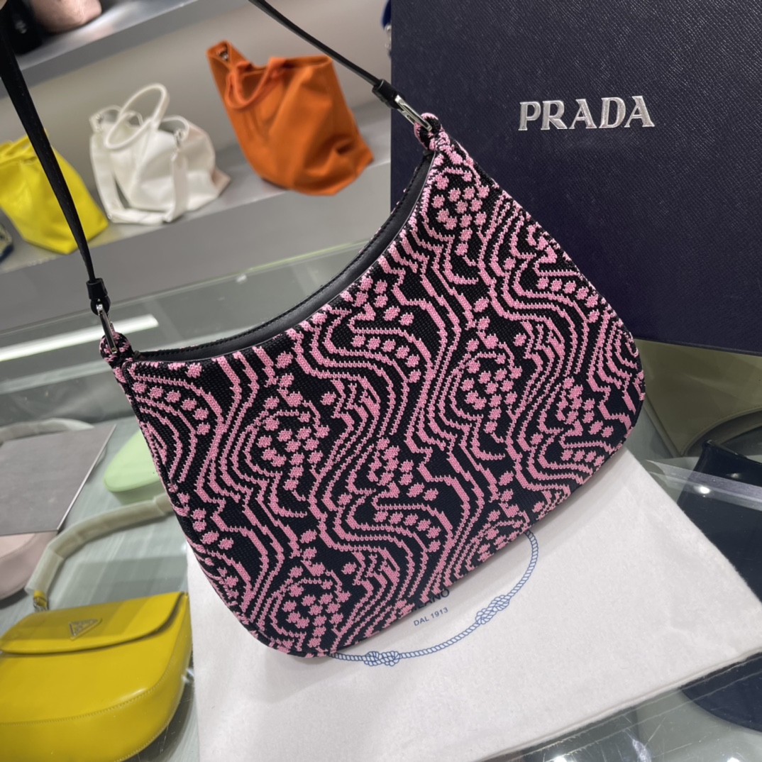 Prada 特殊布腋下包