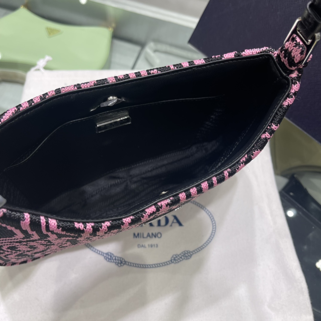 Prada 特殊布腋下包