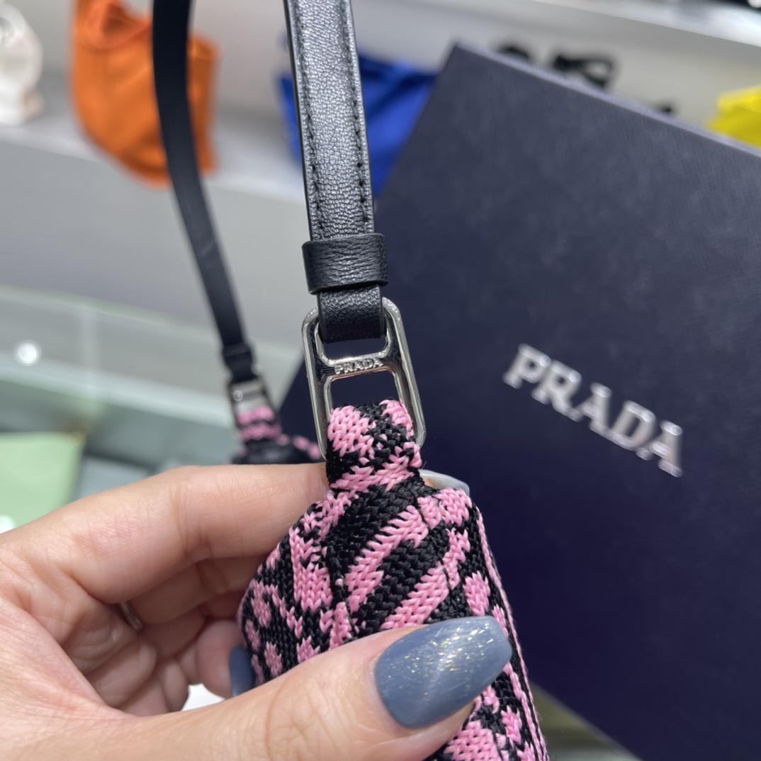 Prada 特殊布腋下包