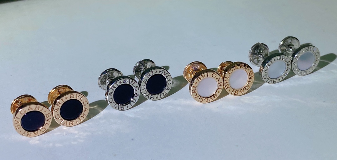 NO:661558,Returned bv black and white round cake pottery button earrings can be worn by men and women. The same style is worn by male god Jing Boran. The distinctive style and retro neutral style give a new life to the classics and integrate the unruly personality and confidence into the bone marrow. Platinum white shell/Platinum black shell/Rose gold black shell/Rose gold white shell, Bvlgari earrings, Bottega Veneta, bvlgari19860909回货bv黑白圆饼陶纽扣耳钉 男女可戴 男神井柏然同款,鲜明的风格,复古中性的格调,让经典新生,让不羁的个性与自信融入骨髓. 白金白贝/白金黑贝/玫金黑贝/玫金白贝,宝格丽耳钉,bottega veneta,bvlgari,Jewelry