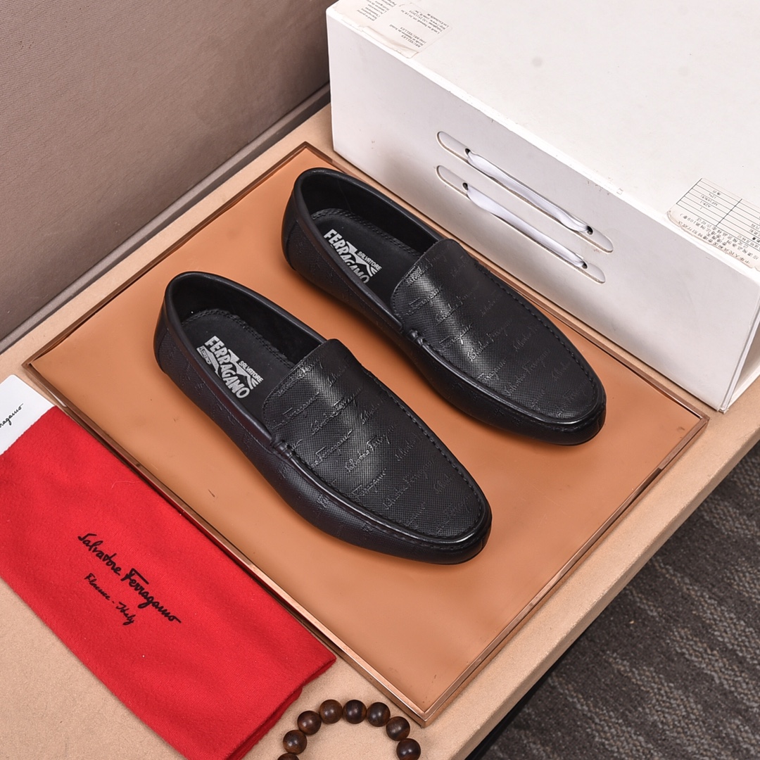 I0 新品上市Ferragamo菲拉格慕男士皮鞋，每一位成功男士的身份衬托，上脚大气稳重🚶🏻🚶🏻高端定制专柜原版金属扣📯🇩🇪海外独家购入进口牛皮压花🐂柔软舒适的牛皮内里+牛皮垫脚，不管风吹雨打鞋楦不变，经得起时间的验证🔍️，值得推荐，