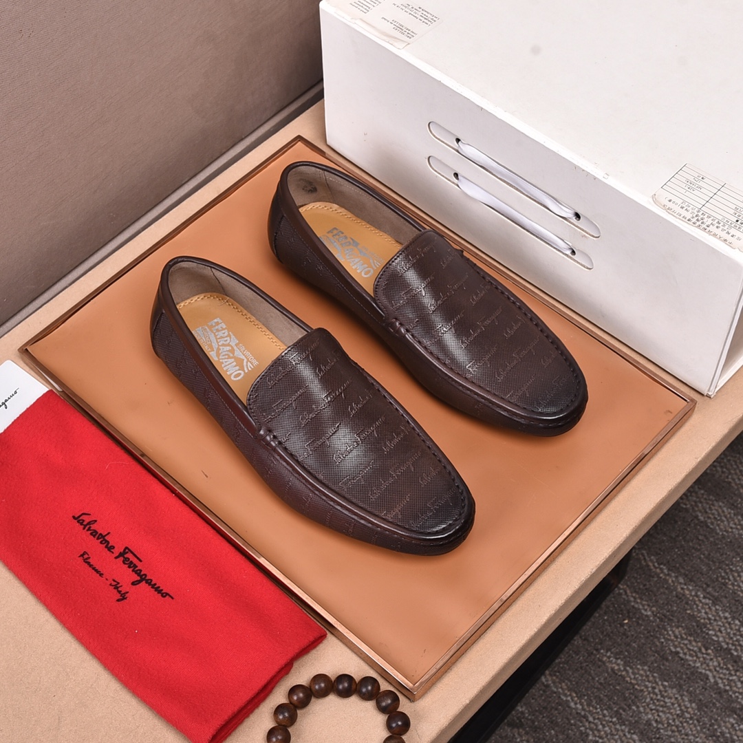 I0 新品上市Ferragamo菲拉格慕男士皮鞋，每一位成功男士的身份衬托，上脚大气稳重🚶🏻🚶🏻高端定制专柜原版金属扣📯🇩🇪海外独家购入进口牛皮压花🐂柔软舒适的牛皮内里+牛皮垫脚，不管风吹雨打鞋楦不变，经得起时间的验证🔍️，值得推荐，